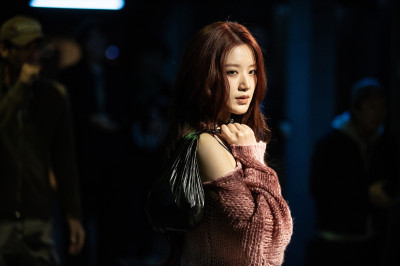 （影）葉舒華接吻畫面曝光！狂噴粉紅泡泡 對象是已婚男神