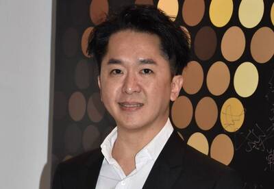 現代韋小寶擁3女享齊人之福  57歲港星鄧兆尊四奶現身？