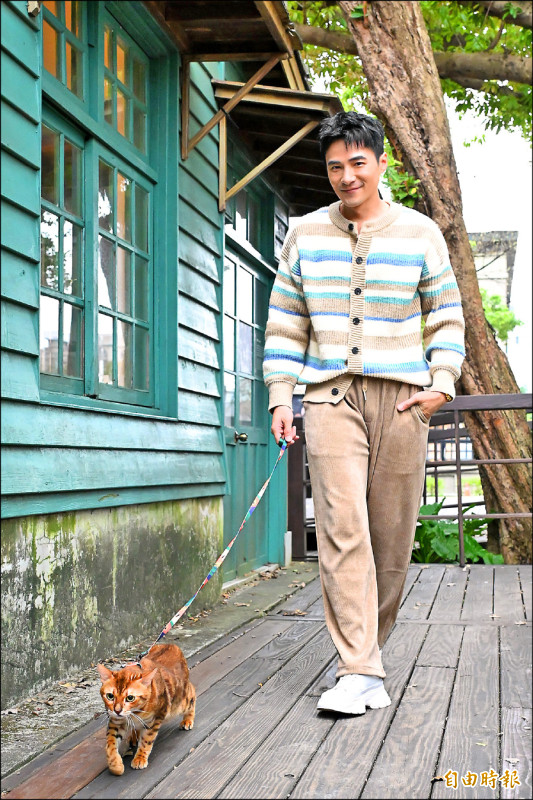 是元介樂擁招財貓 貼心伴遊愛相隨