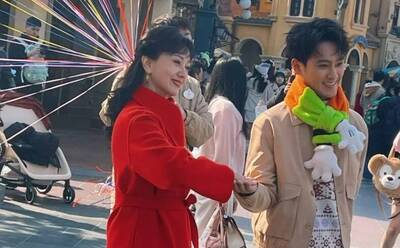 71歲趙雅芝同框帥兒扮財神  母子逆齡被讚神仙姐弟