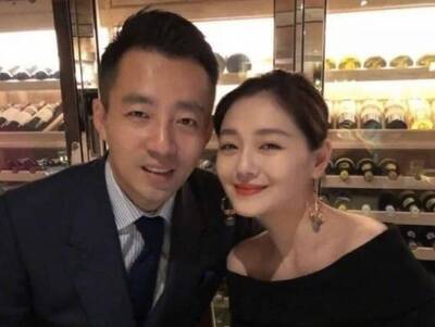 汪小菲街頭淋雨引正反討論 律師勸他收斂情感：不要再叫前妻「老婆」