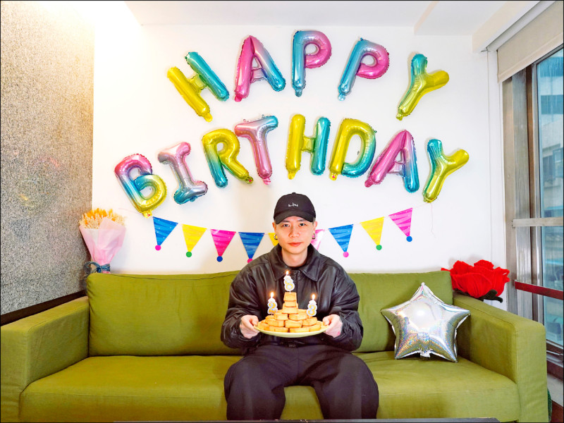 蕭秉治收鳳梨酥蛋糕 帶旺雄蛋攻勢