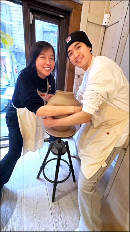 涂善存紀念三十而立 與經紀人擁抱合製陶瓶