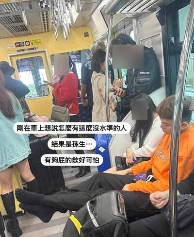 沖繩電車見1男脫鞋伸腳 網一看疑似是網紅氣炸了