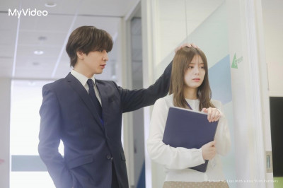 日女偶像內褲留「霸氣主管」家中！《用吻》火辣劇情欲罷不能