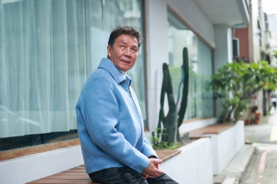 74歲太保「老當益壯」心繫台灣影壇！謝周潤發「督促我跑步」