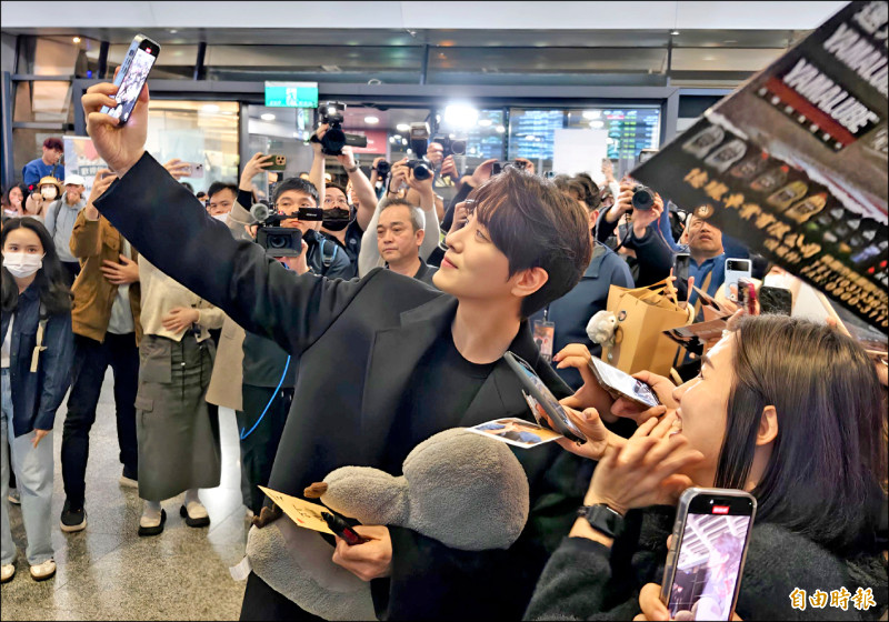 完美秘書來台出差 李浚赫機場人氣爆棚