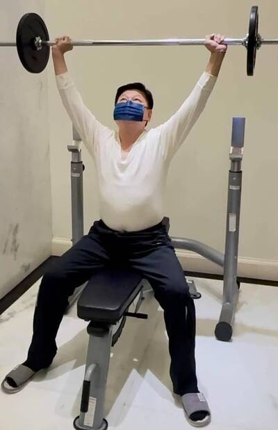 傅崐萁PO「在家健身照」 作家朱宥勳9字譏諷