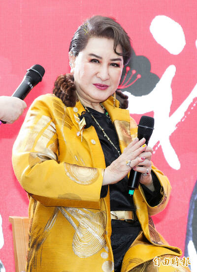 80歲國寶楊麗花人生首場見面會！91歲老粉搶婚「竟從輪椅站起來」