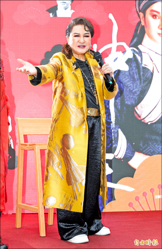 楊麗花披黃袍會花迷 粉絲上演搶婚 歌仔戲皇帝感動嗨唱身騎白馬