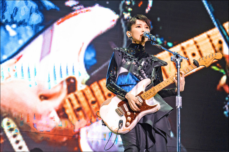 戴佩妮牽手靈魂伴侶 梁靜茹相擁灑淚