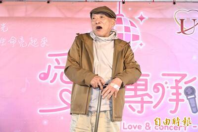 （影）80歲凌峰二度中風陷昏迷 奇蹟甦醒拄助行器現身