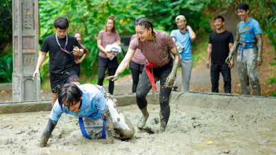 喬瑟夫泥漿角力PK奧運女神  1秒被推倒「慘遭吃土」