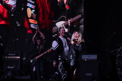 賭王千金英國開唱致敬大S 帥尪力抗病魔首度露面掀轟動