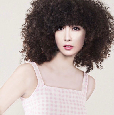 凍齡女神周慧敏怎麼了？飄逸長髮變爆炸頭 全是為了「他」