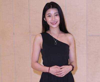 采子甩邱鋒澤何孟遠舊愛 十指緊扣富二代