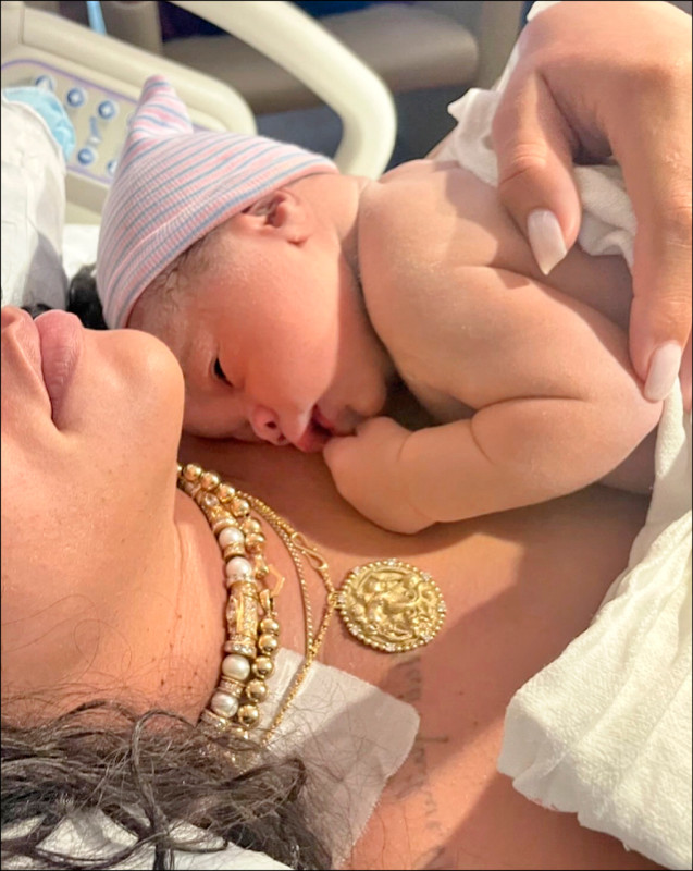 蕾哈娜最狂產婦 戴珍珠項鍊和墨鏡生娃