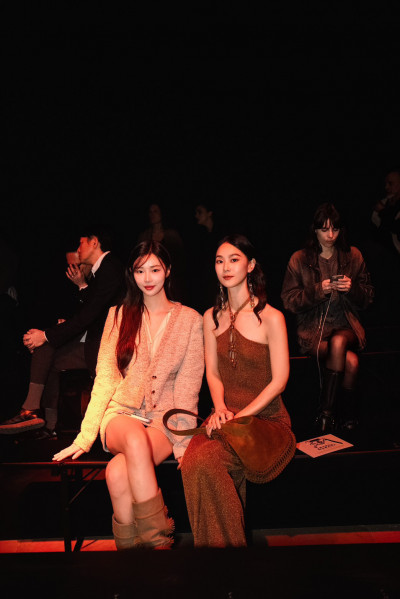 鍾瑶巴黎同框《單身即地獄》爆紅李時安 隨行娘子軍戰利品曝光