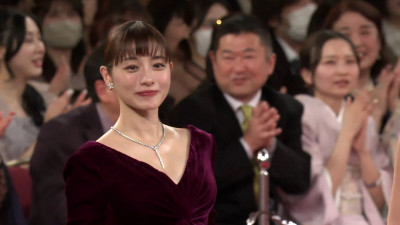 日本奧斯卡》石原聰美懷二胎首現身！日本網友驚呆：美得不像話