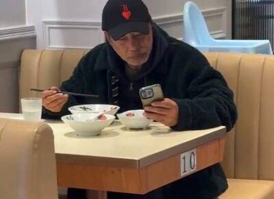 香港街頭巧遇任達華 影帝一舉動.....秒被圈粉