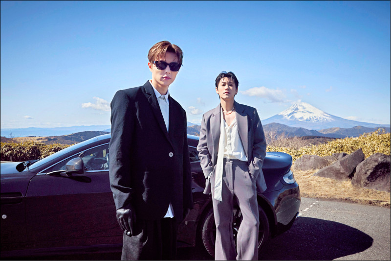 PC兄弟日本拍MV 邱勝翊尷尬貼邱宇辰