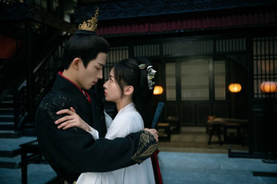 王星越被譽「天選古人」秀肌身 吳謹言醉酒貼臉狂讚：你真好看