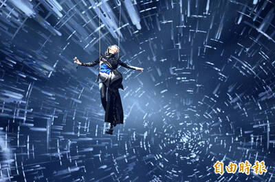 戴佩妮投保1億元！吊高12公尺露面驚悚畫面曝光