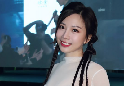 蔡尚樺辣穿「女團風」主持春酒 一彎腰掉出傲人長輩