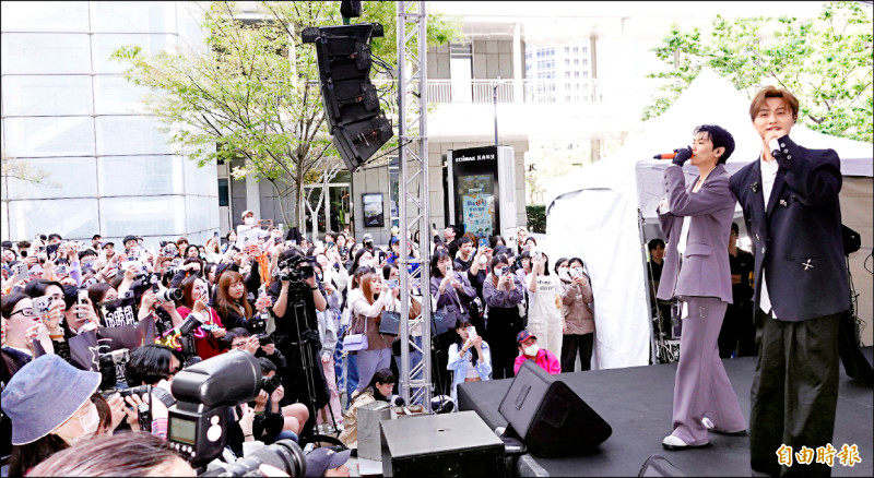 （影音）衝MV千萬點擊 毛弟揪王子獻裸湯