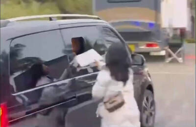 資深男星「收粉絲信秒丟車外」全被拍 網炸鍋：連裝都懶了？