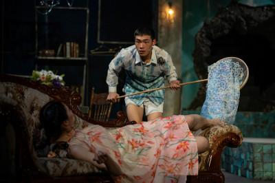 相隔5年重返劇場 牧森「膝上極短褲上陣」膝蓋卻掛彩