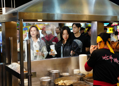 2正妹逛通化夜市被拍！身分曝光是南韓大咖女團Apink成員