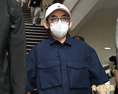 黃子佼又來了！第6次出庭穿這件襯衫 遭砲轟心機重