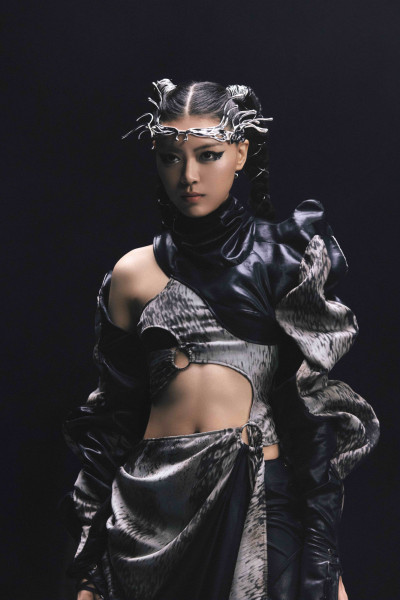 林俊傑出手了！簽下神秘女歌手 絕美真面目終於曝光