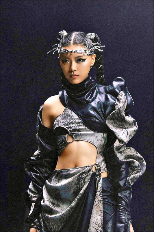 楚晴脫下面具示人 隱藏美貌艷驚粉絲