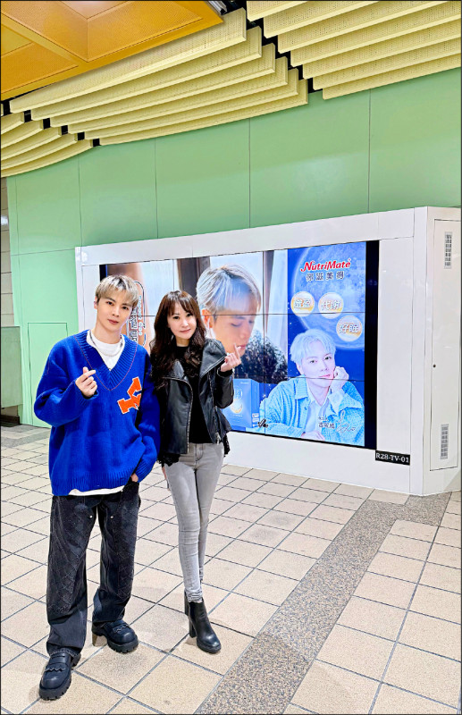 古曜威廣告攻淡水捷運燈箱 喊話學弟妹打卡