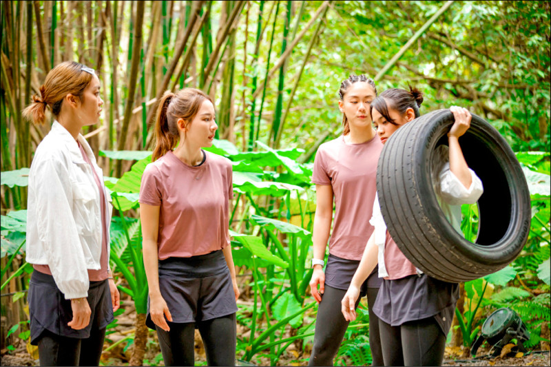 女神林莎切換陸戰隊模式 烈日搬輪胎痛喊扛不起