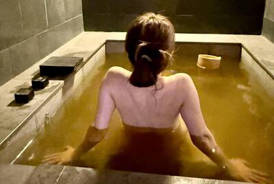 求轉身!女主播泡湯曬美背 猜猜她是誰?