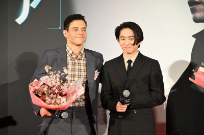 影帝戲后齊聚東京！三宅健驚喜現身《復仇反擊戰》首映 獻花又送禮