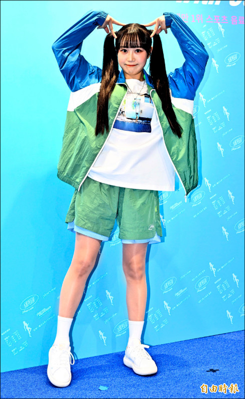 邊荷律當一日店長 鐵粉清晨排隊卡位