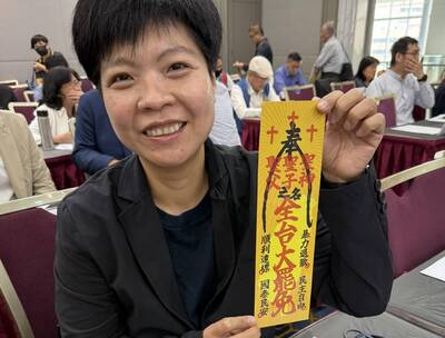 街頭被阿姨比中指   通靈少女沒動怒.....她身後有女孩