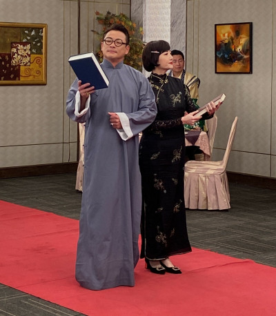 江宏恩Cos徐志摩遭吐槽「假掰」 劉曉憶旗袍上身驚喊：胸部不見了