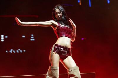 Jennie登科切拉辣爆！Lisa、Rosé台下應援給大擁抱