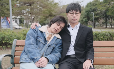 百萬YouTuber上演男男戀！ HowHow遭「椅咚」 網驚：是真愛