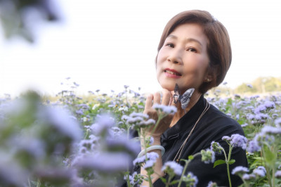 神隱30年！玉女歌手未婚生女獨自扛債 65歲報喜領到敬老卡