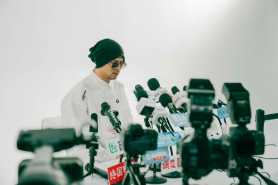 黃明志投奔中國真相曝光！「道歉記者會」突變北京腔 崩潰痛哭扯到趙薇