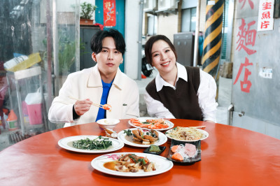 劉品言主動幫剝蝦 巫建和驚訝竟用手剝