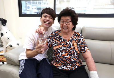 蔡阿嘎8旬嘎嬤過世！家人悲痛發文「夢裡見」惹哭網