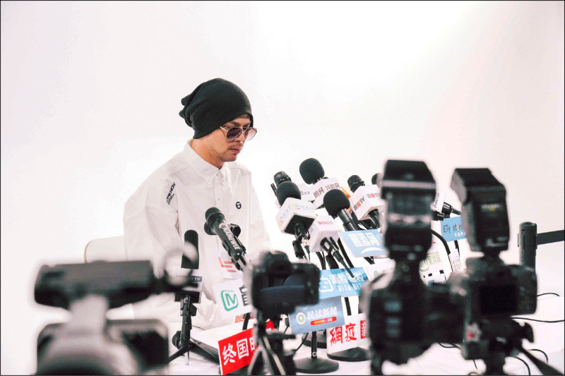 黃明志出招打造《悔過書》 拍MV上銬道歉