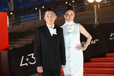 香港金像獎》梁朝偉、劉嘉玲甜蜜現身 影帝「社恐」上身超抖